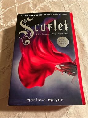 Scarlet by Marissa Meyer Book two of the Lunar Chronicles Slightly damaged